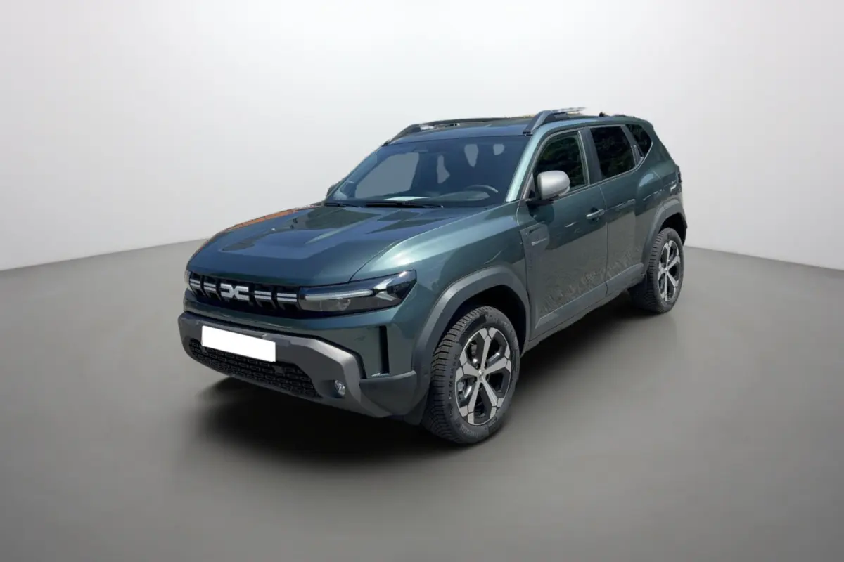 SUV Dacia Duster Hybrid-G 150 4x4 vert cèdre en 3/4 avant droit avec jantes alu 18 pouces et barres de toit.