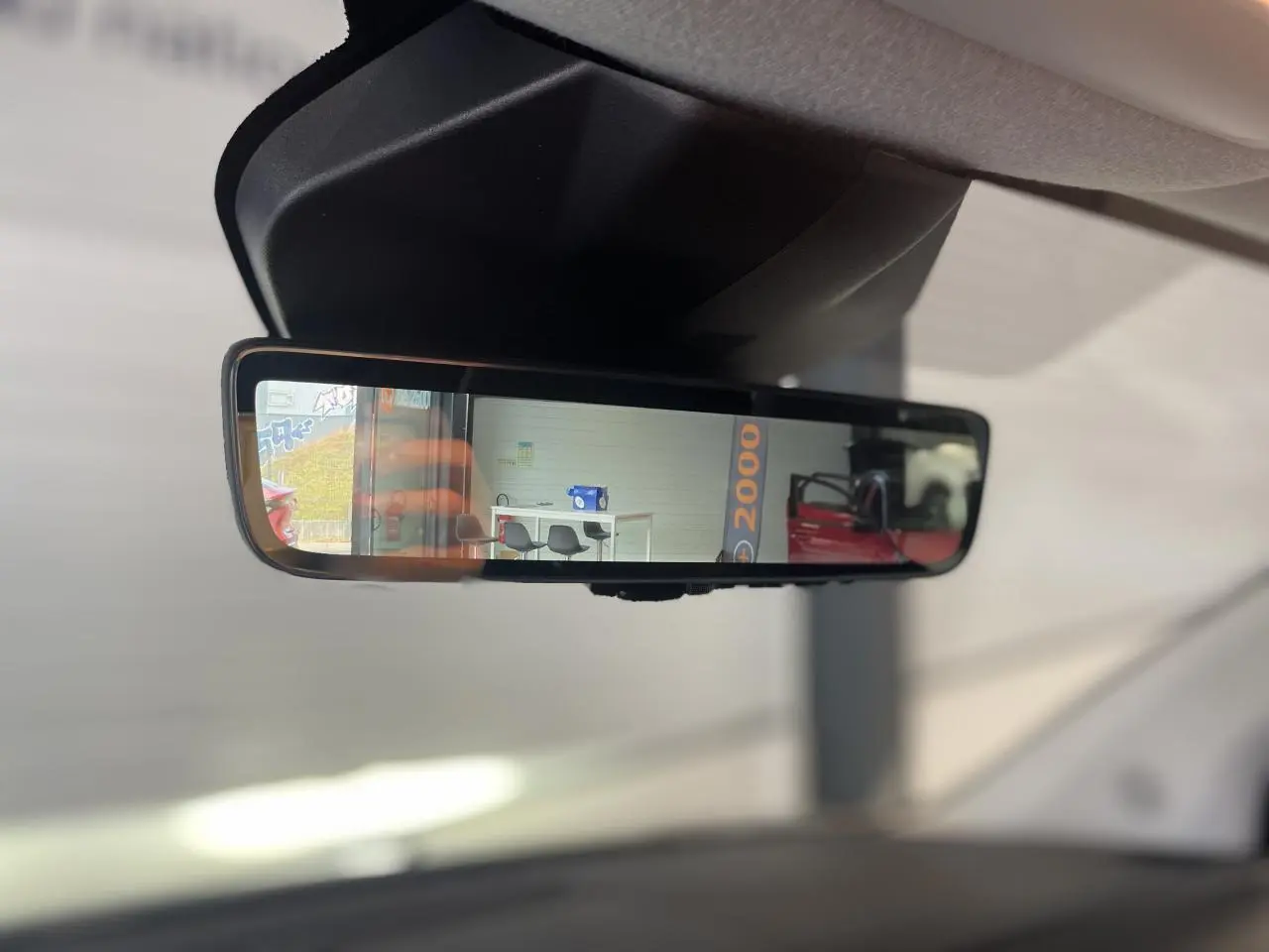 Rétroviseur intérieur du Opel Vivaro 2025, vue rapprochée de l'habitacle avec reflet d'une pièce extérieure.