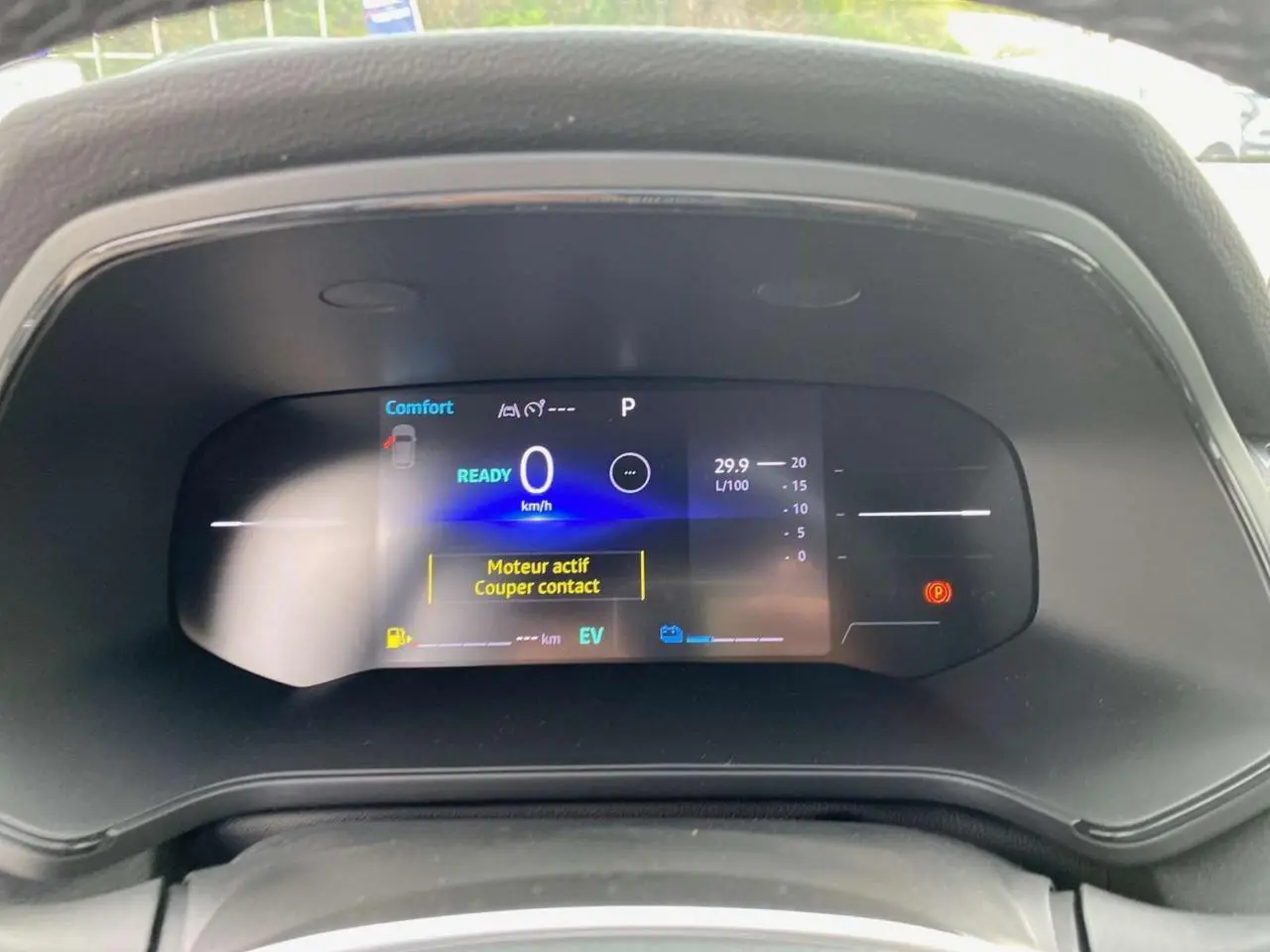 Tableau de bord numérique du Renault Captur 2025 affichant la vitesse à 0 km/h et mode confort activé.