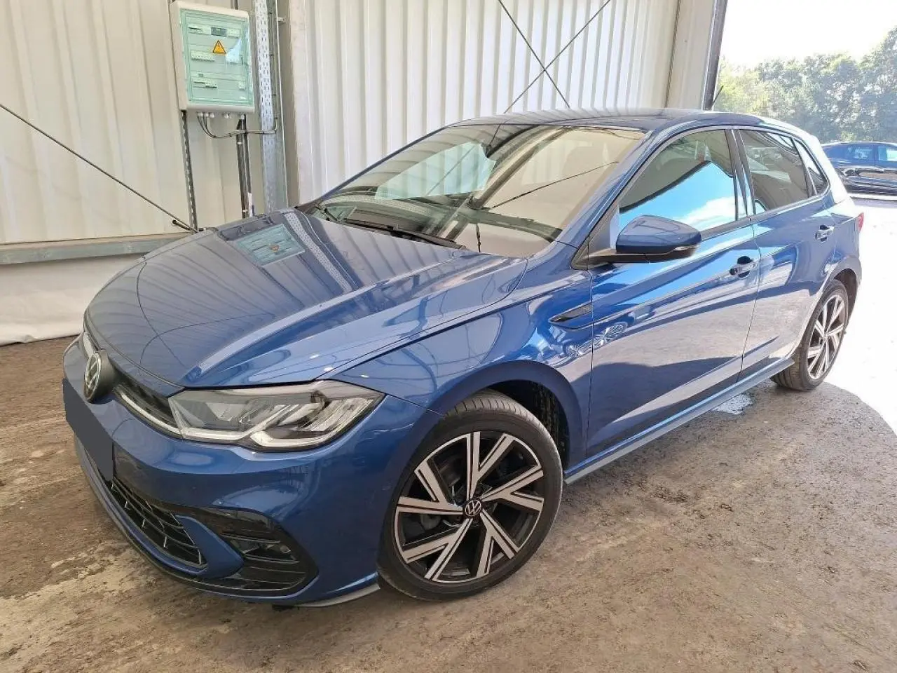 Volkswagen Polo TSI 95 R-Line bleu récif vue 3/4 avant droit avec jantes alliage 17 pouces et calandre R-Line