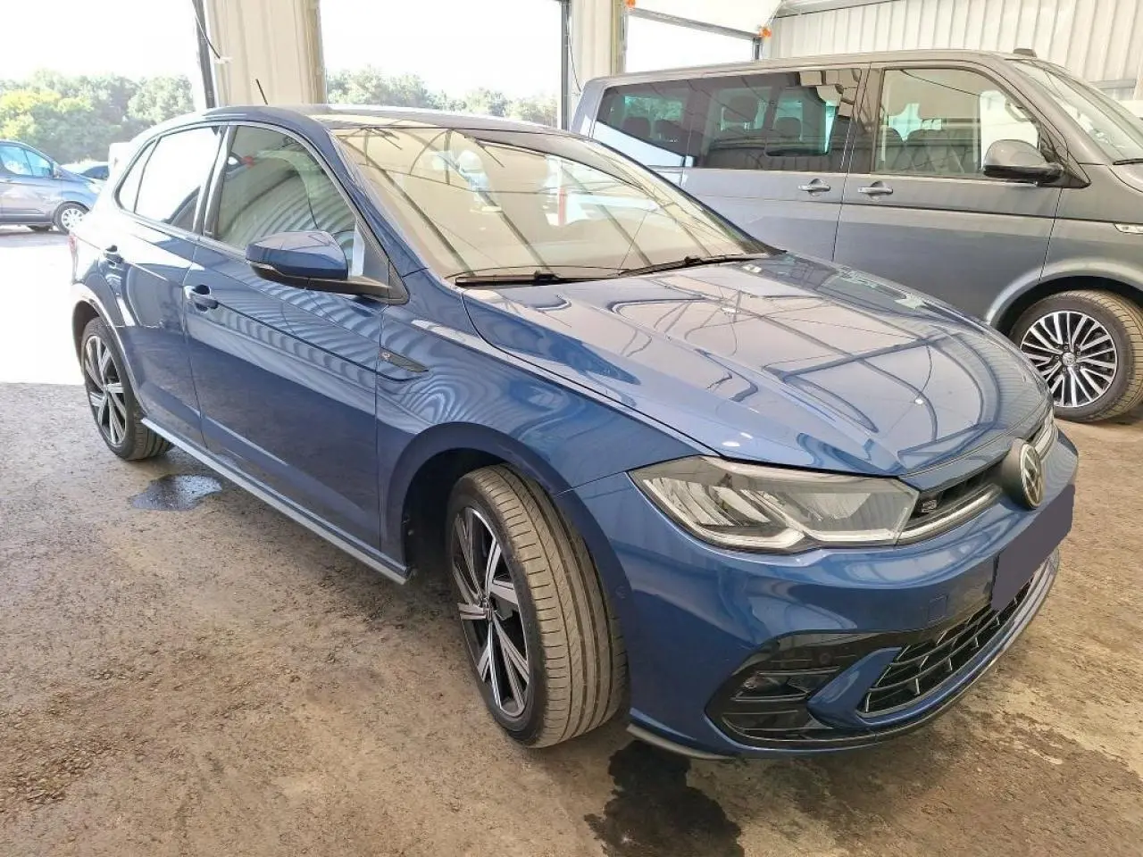Volkswagen Polo TSI 95 R-Line bleu récif vue 3/4 avant droit avec calandre et jantes spécifiques R-Line