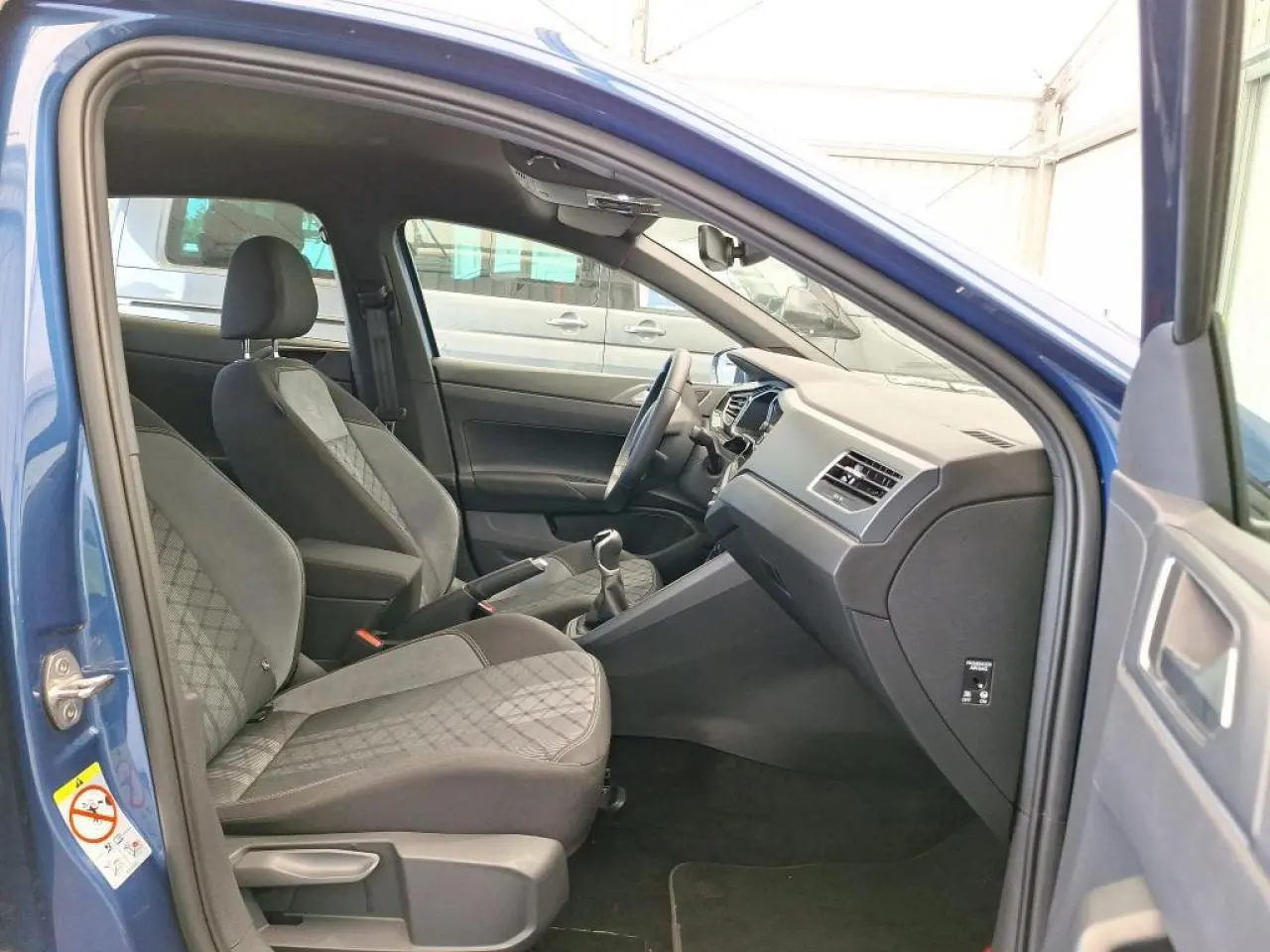 Intérieur côté conducteur d'une Volkswagen Polo TSI 95 R-Line bleu récif, sièges tissu Karoso et Artvelours.