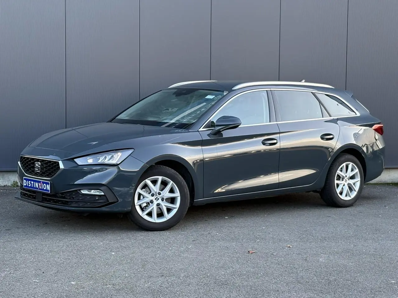 SEAT LEON ST 2.0 TDI 115 Style bleu Fjord en 3/4 avant droit, jantes alliage 16 pouces et projecteurs LED visibles.