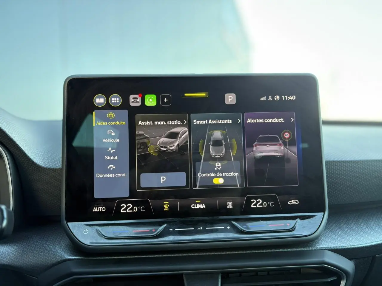 Écran tactile central du tableau de bord du SEAT LEON ST 2.0 TDI 115 Style affichant les aides à la conduite et la climatisation à 22°C.