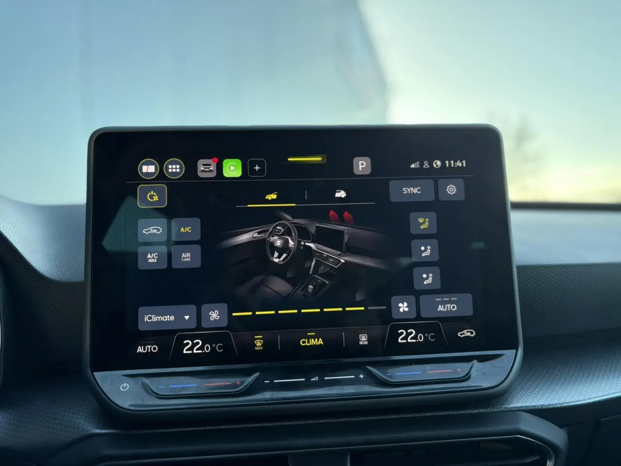 Écran tactile central du tableau de bord du SEAT LEON ST 2.0 TDI 115 Style affichant les réglages de climatisation.