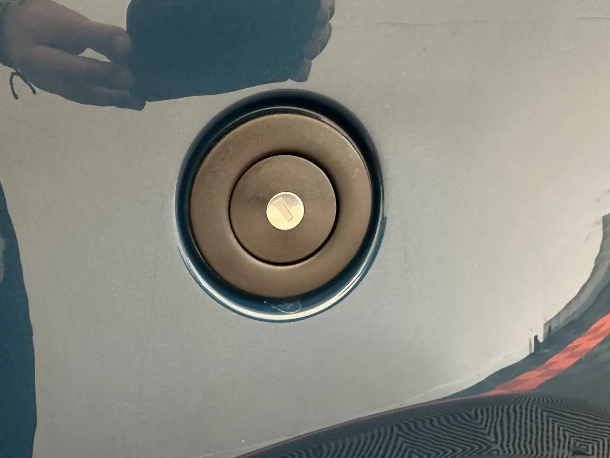 Gros plan sur la trappe de réservoir bleu de l'AIXAM AMBITION 0.5 CITY PACK 2026 avec serrure circulaire.