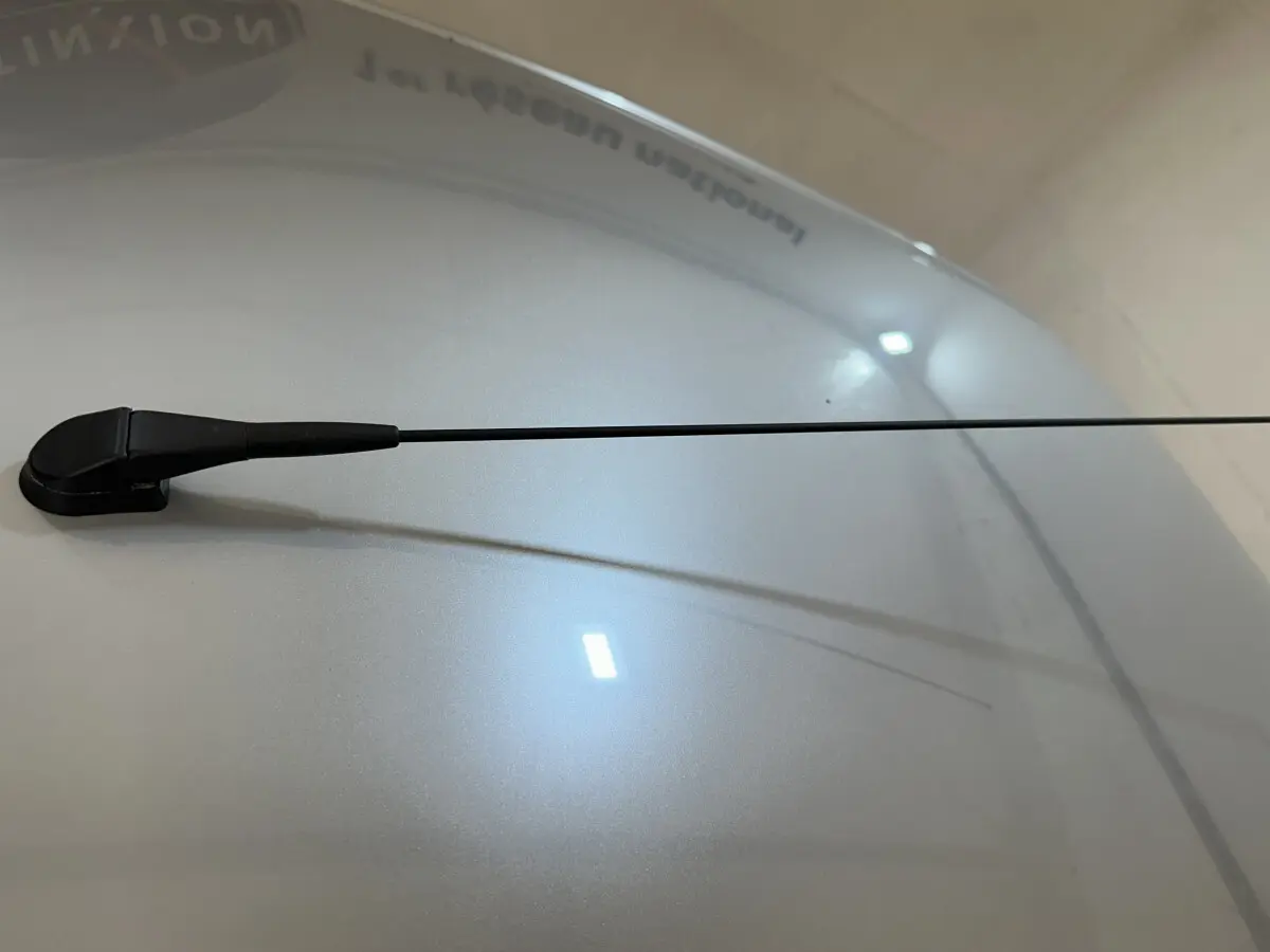 Gros plan sur l'antenne radio noire sur le toit bleu métallisé de l'AIXAM AMBITION 0.5 CITY PACK 2026.