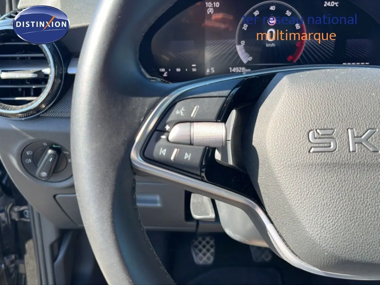 Gros plan sur le volant multifonction et le tableau de bord numérique d'une Skoda Fabia 2025 noir magique métal.