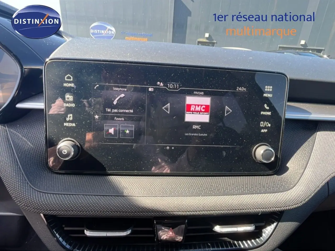 Écran tactile central de la Skoda Fabia 2025 noir magique métal, affichant la radio RMC dans l'habitacle.