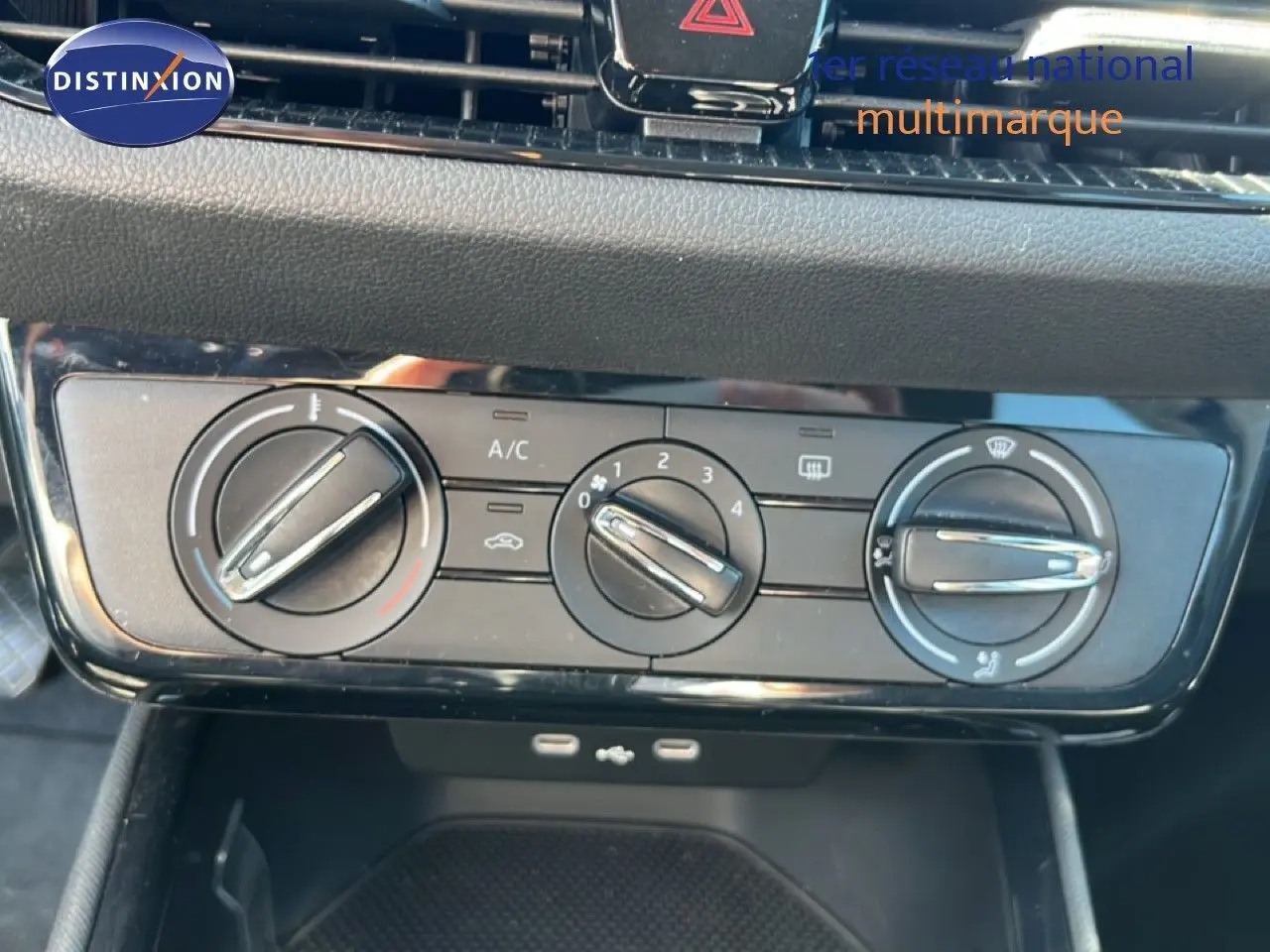 Gros plan sur les commandes de climatisation manuelle de la Skoda Fabia 2025 en Noir Magique Métal, avec boutons rotatifs noirs.