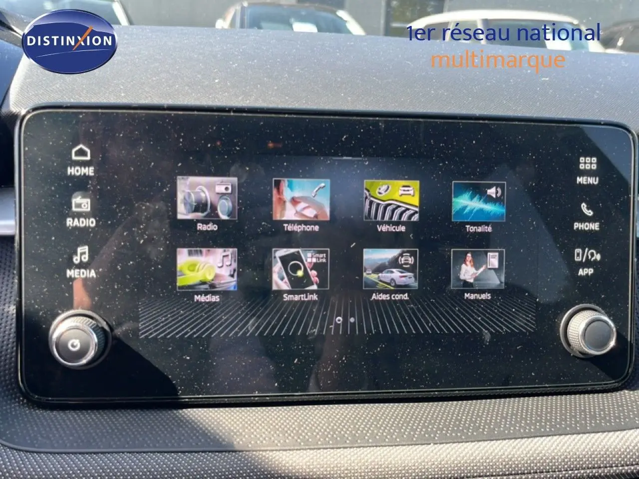 Écran tactile central de la Skoda Fabia noir magique métal 2025 affichant le menu multimédia en intérieur.