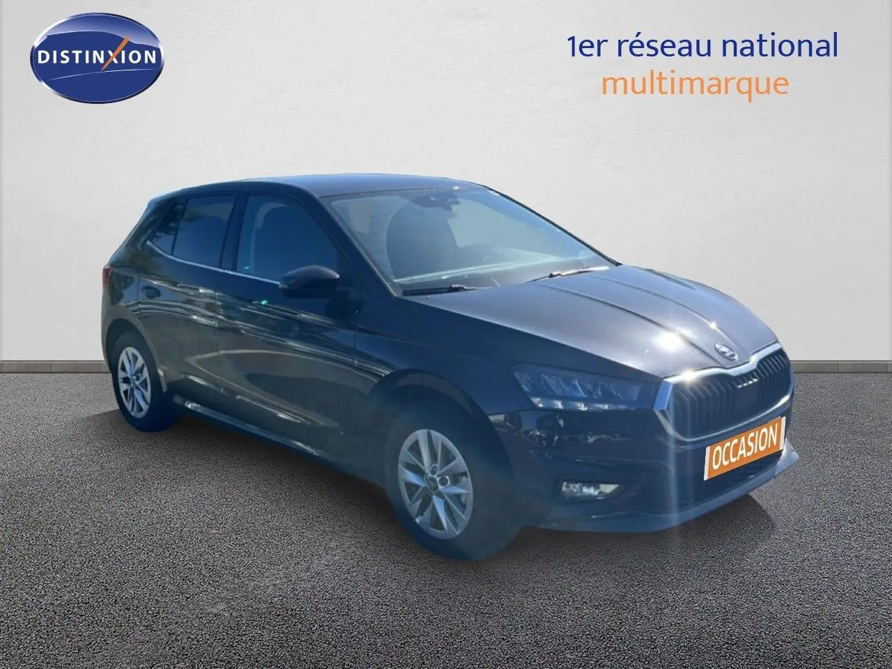 Vue 3/4 avant droite d'une Skoda Fabia noire métallisée, avec calandre distinctive et jantes alliage 15 pouces.