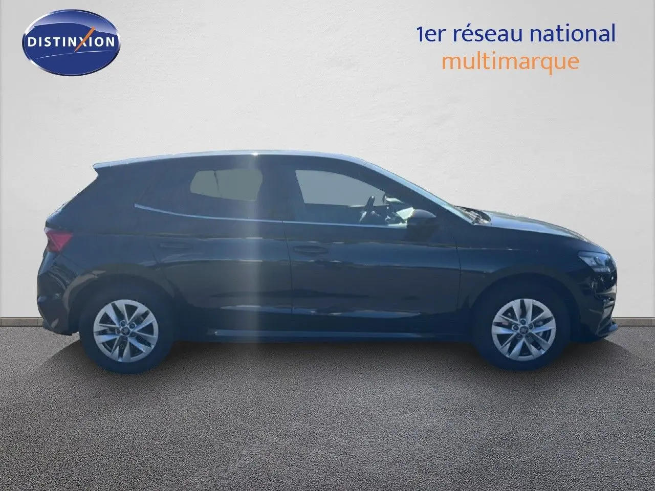 Vue de profil côté gauche d'une Skoda Fabia 2025 noire métal, avec jantes alliage et lignes épurées.