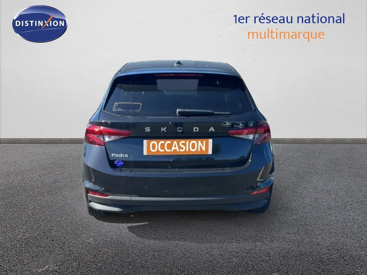 Vue arrière d'une Skoda Fabia noire métal 2025 avec logo et plaque "OCCASION" sur fond neutre.