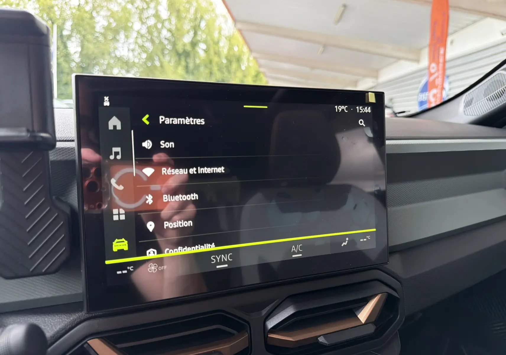 Écran tactile multimédia 10 pouces du tableau de bord du Dacia Bigster Hybrid 155, intérieur moderne gris.