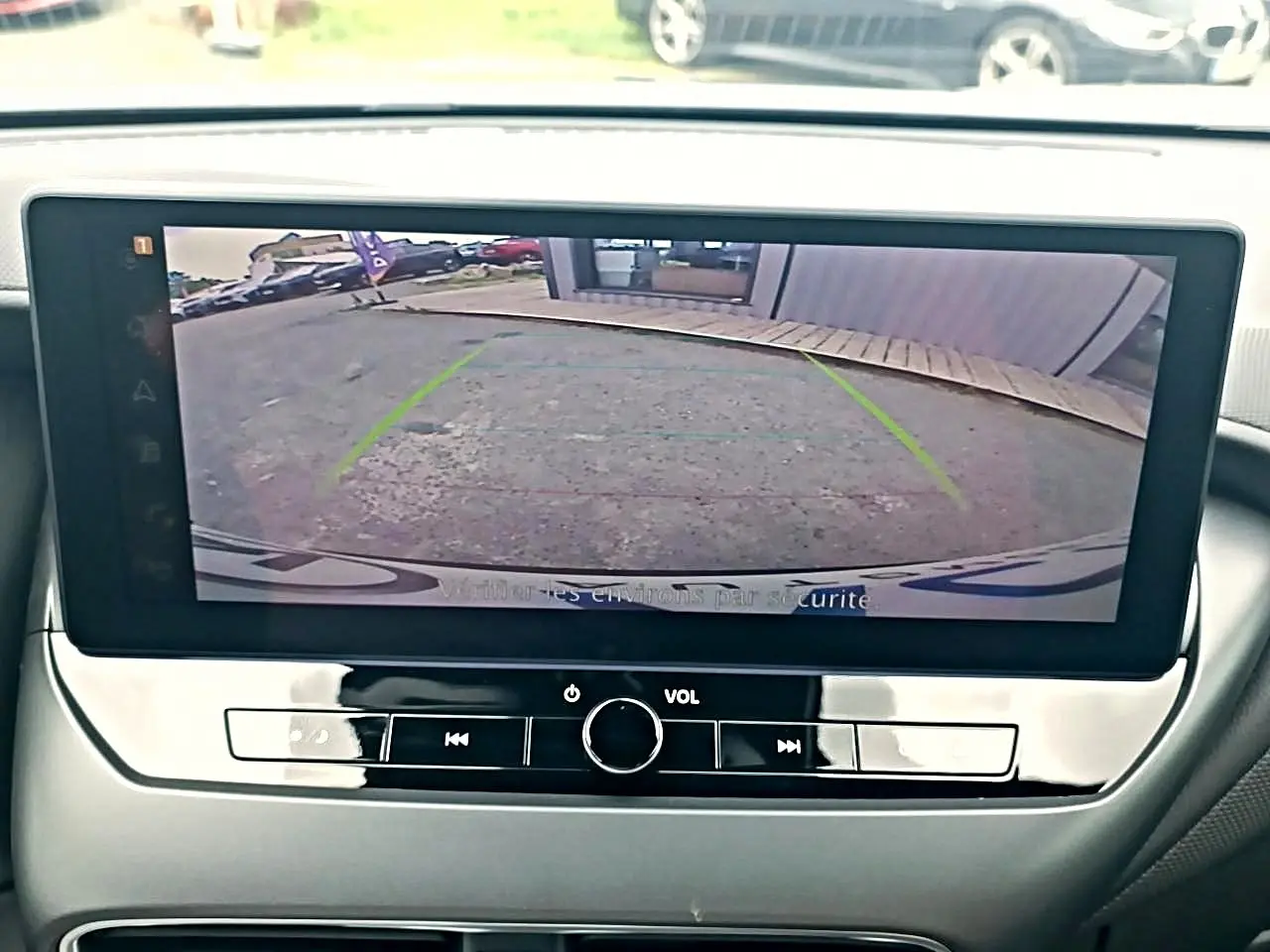 Vue intérieure de l'écran tactile du Nissan Juke 2025 montrant la caméra de recul avec les lignes de guidage.
