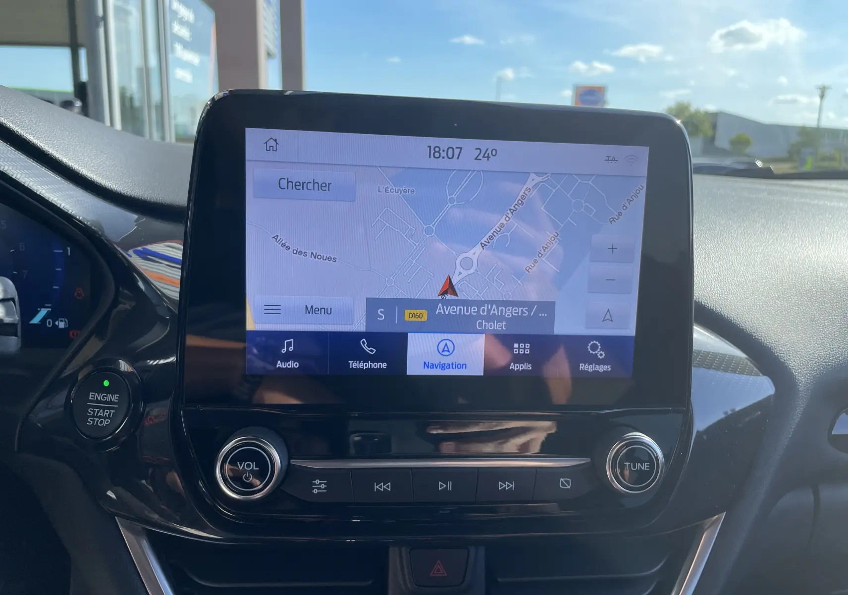 Écran tactile central du Ford Puma 2021 affichant la navigation avec carte et commandes audio intégrées.