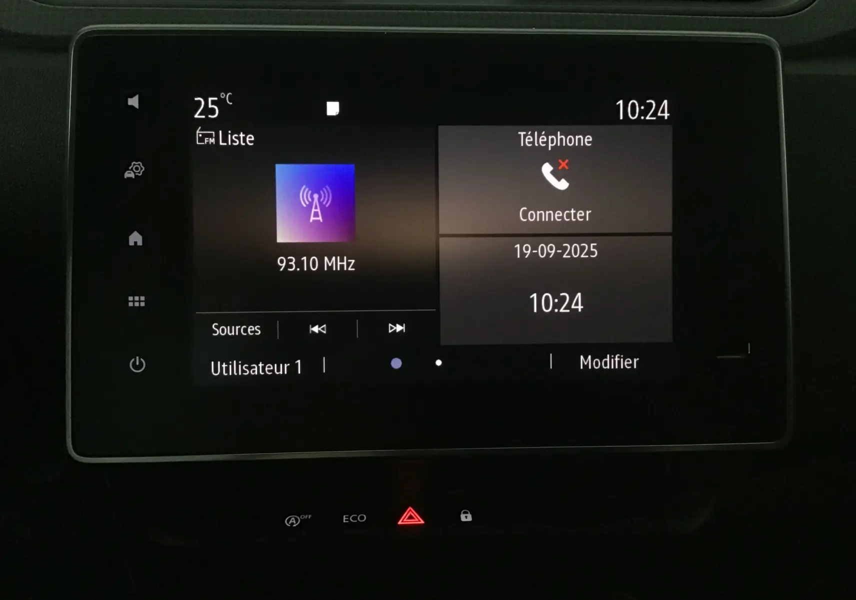 Écran tactile central du Renault Express Van 2023 affichant radio FM et menu téléphone, avec commandes tactiles autour.