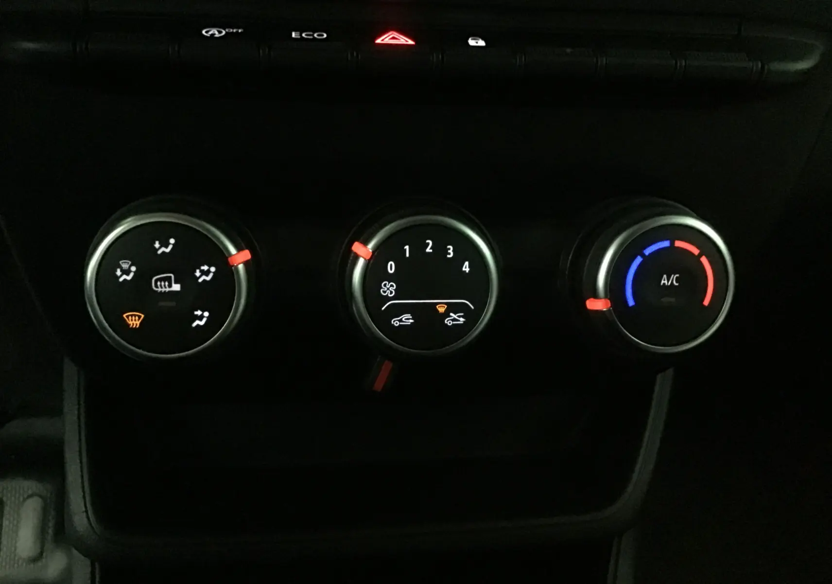 Gros plan sur les commandes de climatisation du Renault Express Van blanc 2023, avec réglages manuels et voyants lumineux.