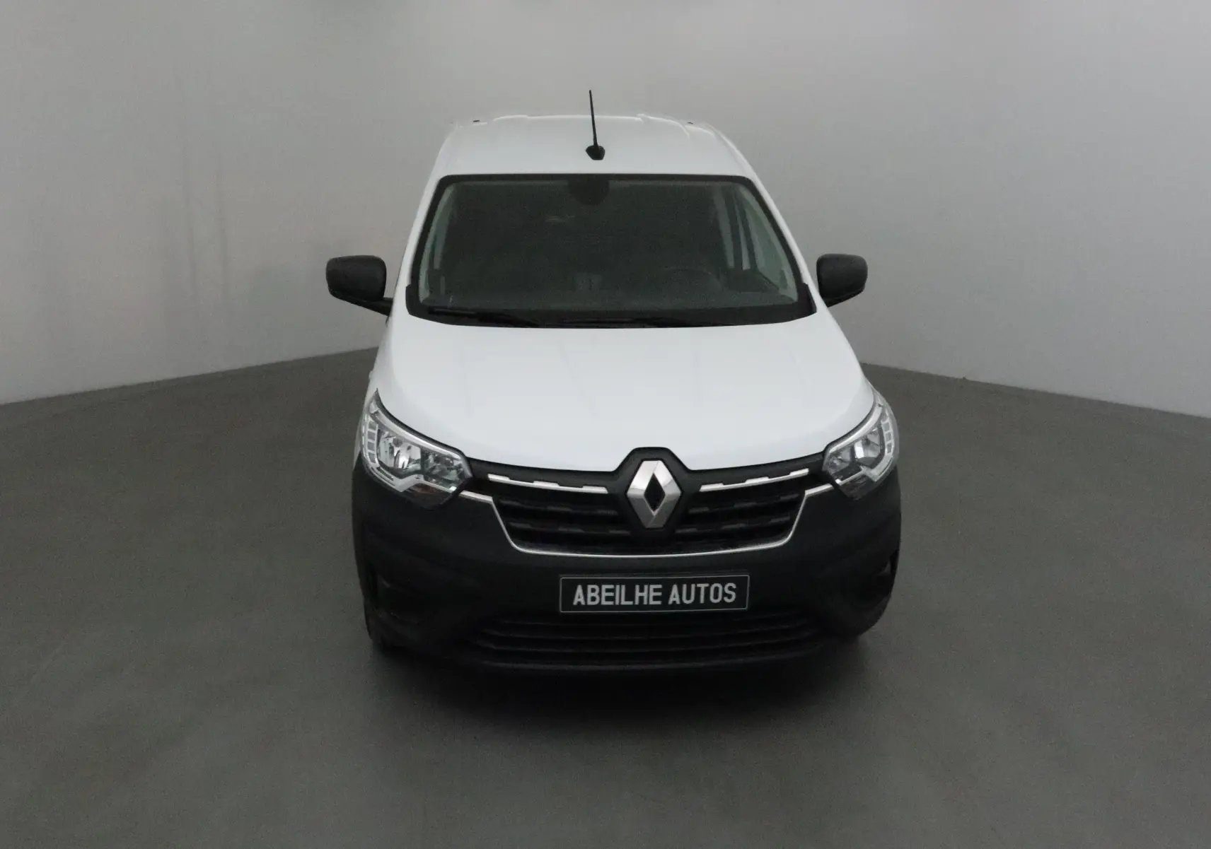 Vue frontale d'un Renault Express Van blanc 2023 avec calandre noire et logo Renault bien visible.