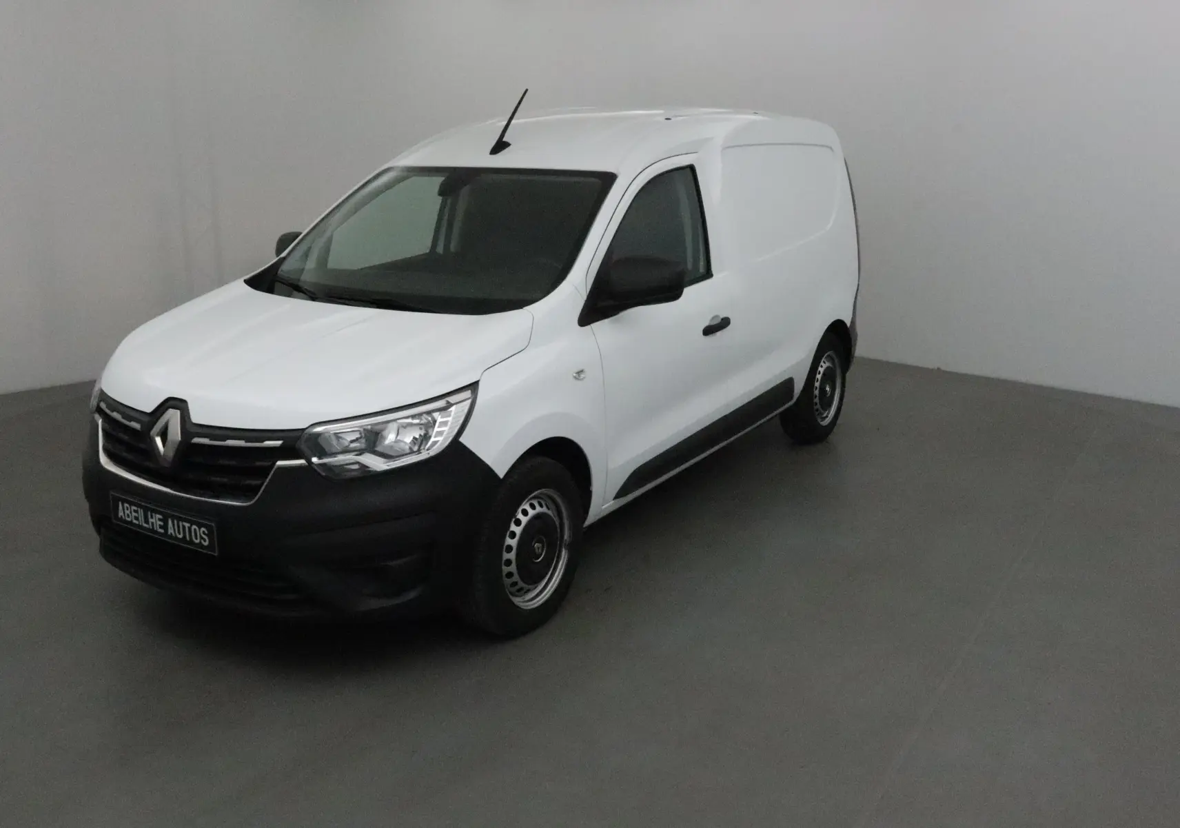 Renault Express Van blanc vu en 3/4 avant droit, fourgonnette compacte avec pare-chocs noir et jantes acier simples.