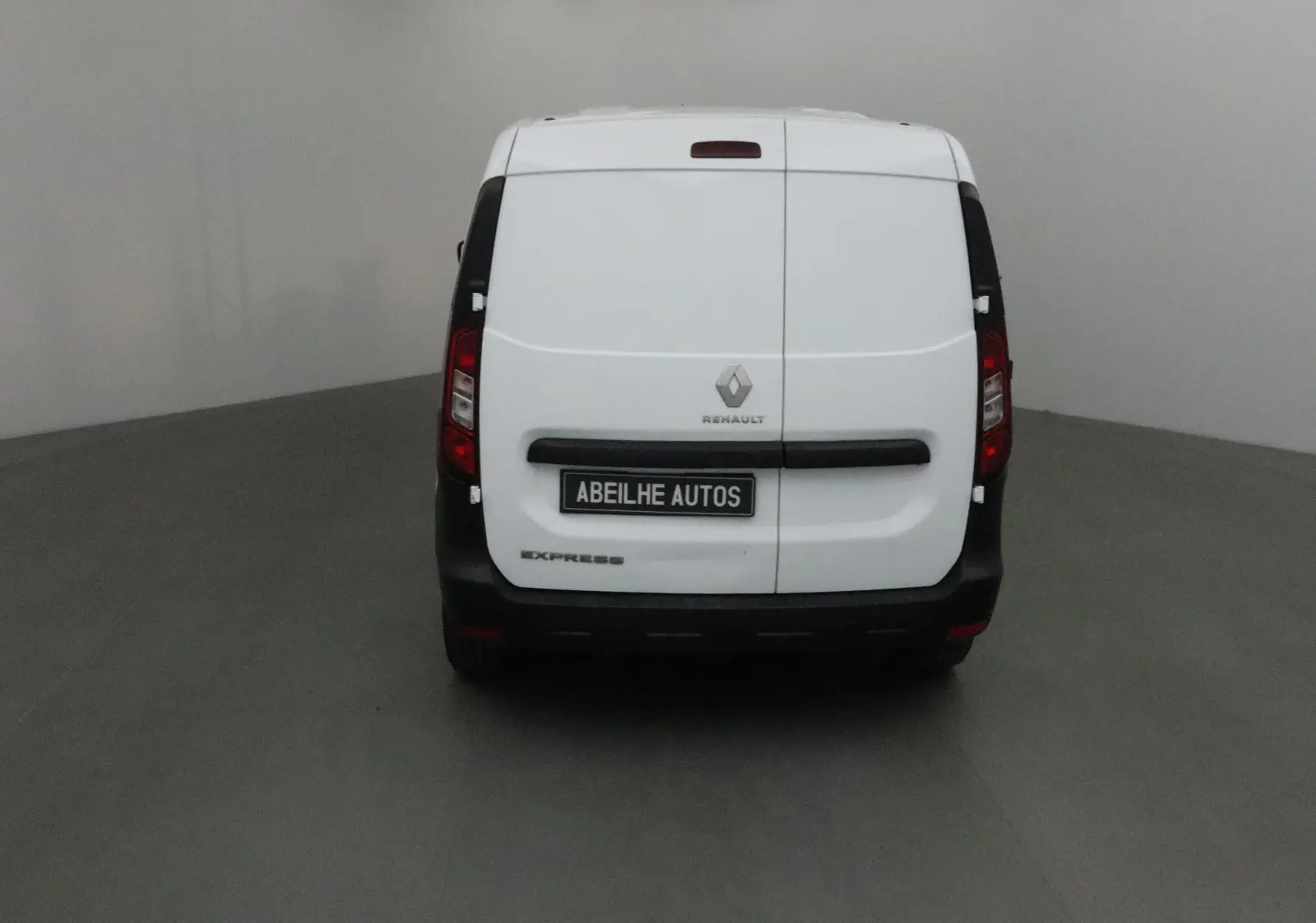 Vue arrière d'un Renault Express Van blanc 2023 avec porte double et logo Renault visible.
