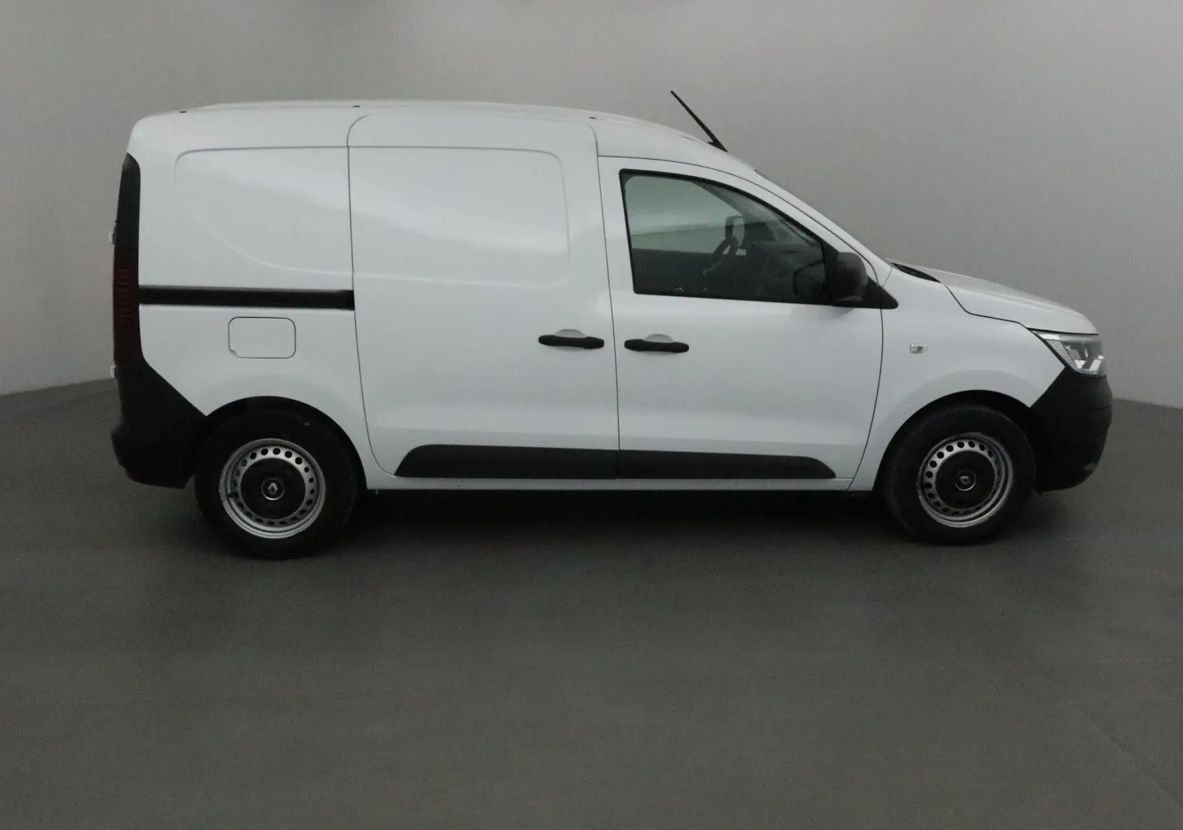 Profil côté gauche d’un Renault Express Van blanc 2023, version 1.3 TCE 100 Confort, avec portes latérales et jantes acier.