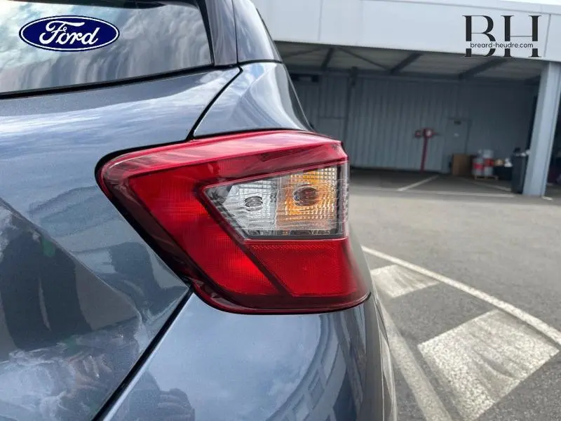 Gros plan sur le feu arrière droit gris acier d'une Nissan Micra 2022, soulignant la finition et la teinte métallique.