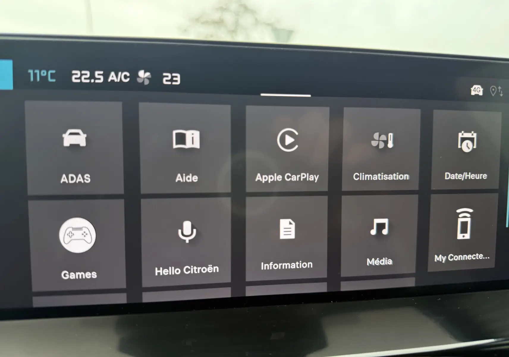 Écran tactile central de la Citroën C4 Hybrid 145 e-DCS6 Max affichant les options multimédia et climatisation.