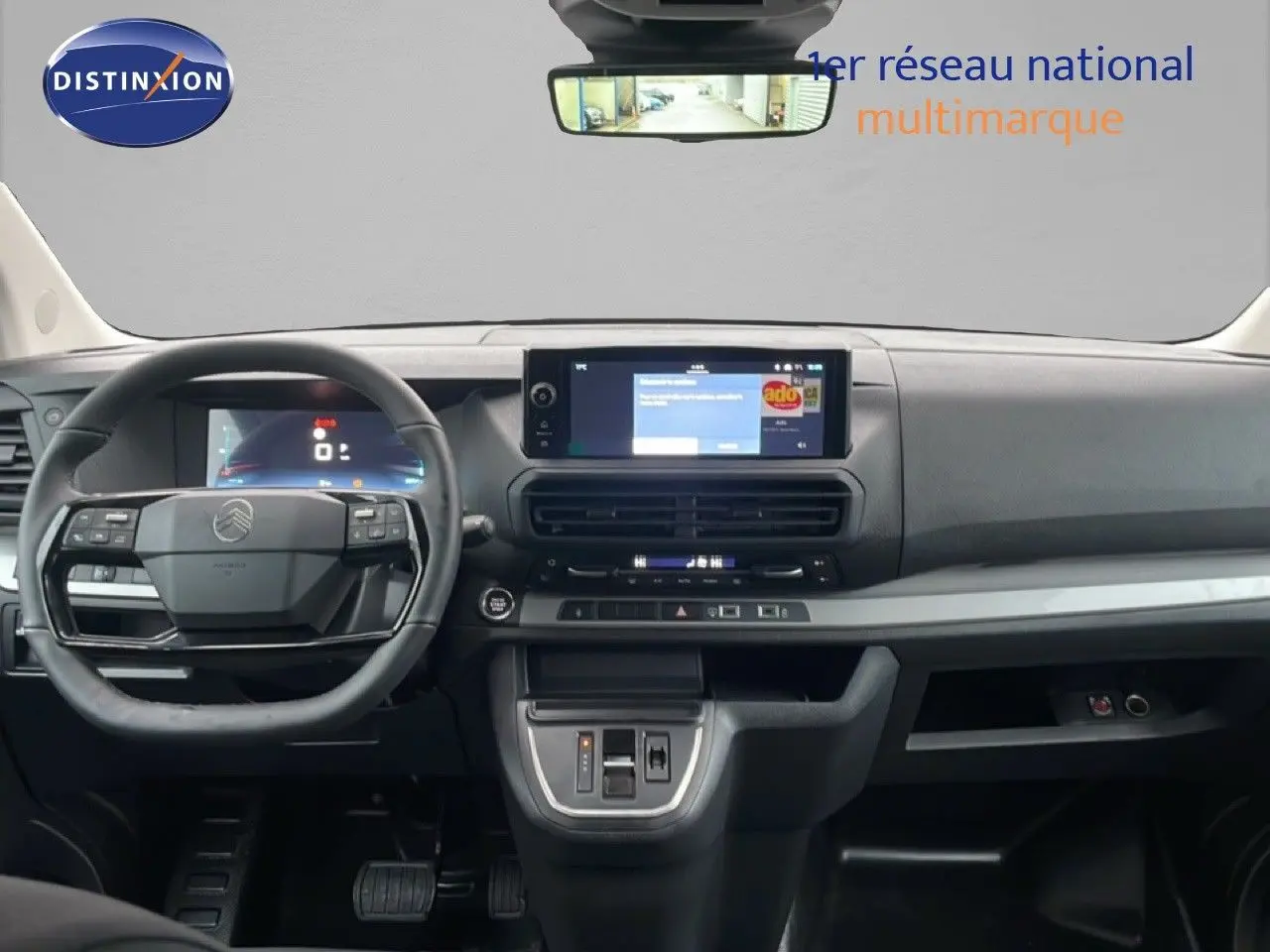 Vue intérieure frontale du tableau de bord du Citroën Jumpy Long L3 gris titane, avec écran tactile et volant multifonction.