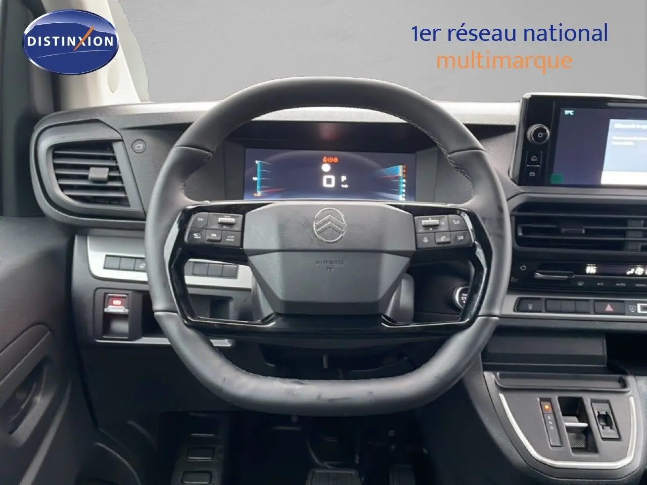 Vue frontale du tableau de bord et volant cuir noir du Citroën Jumpy Long L3 2025 avec écran digital et console centrale moderne.