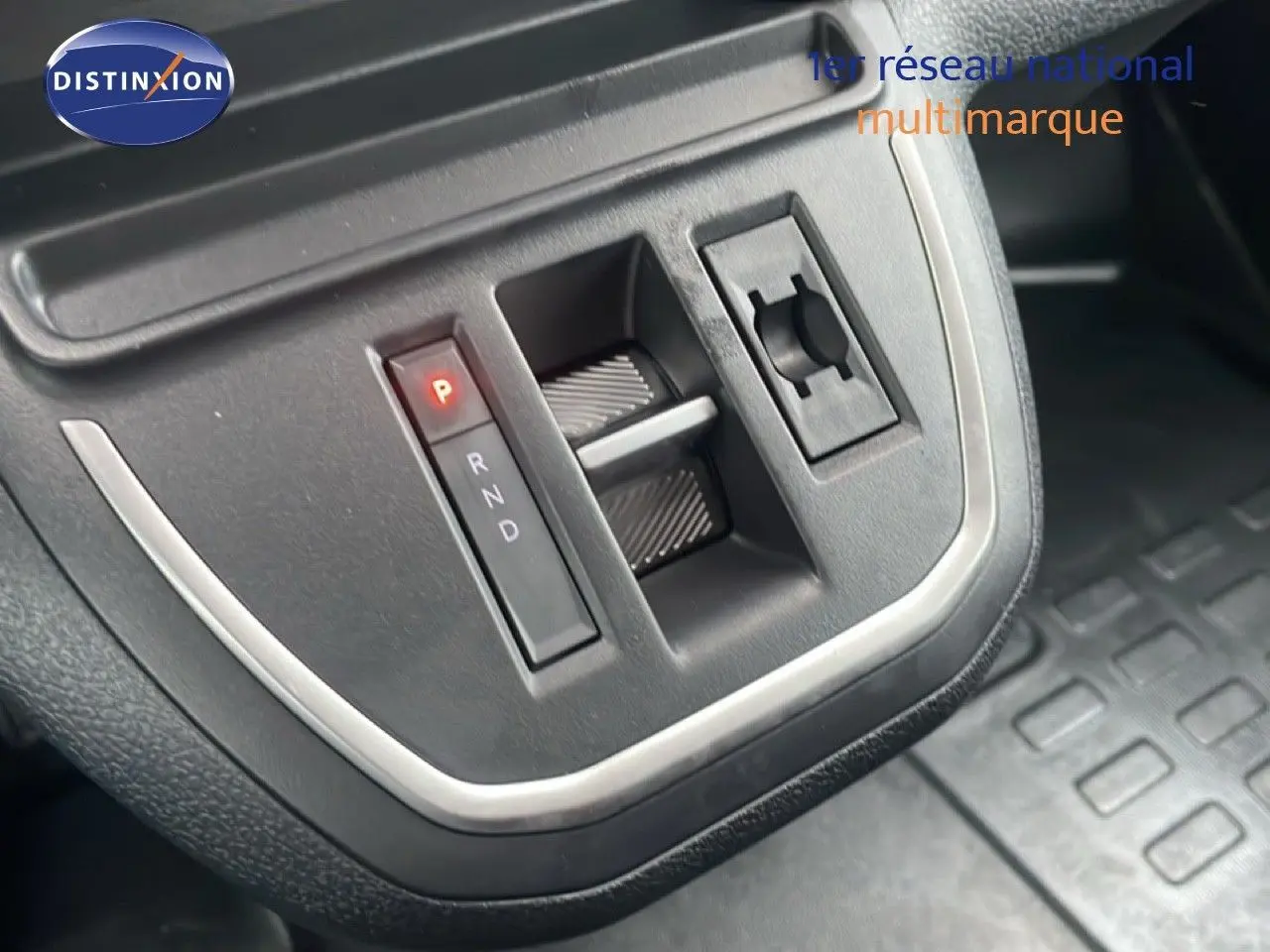 Gros plan sur la commande de boîte automatique avec levier électronique en position parking dans un Citroën Jumpy gris titane.