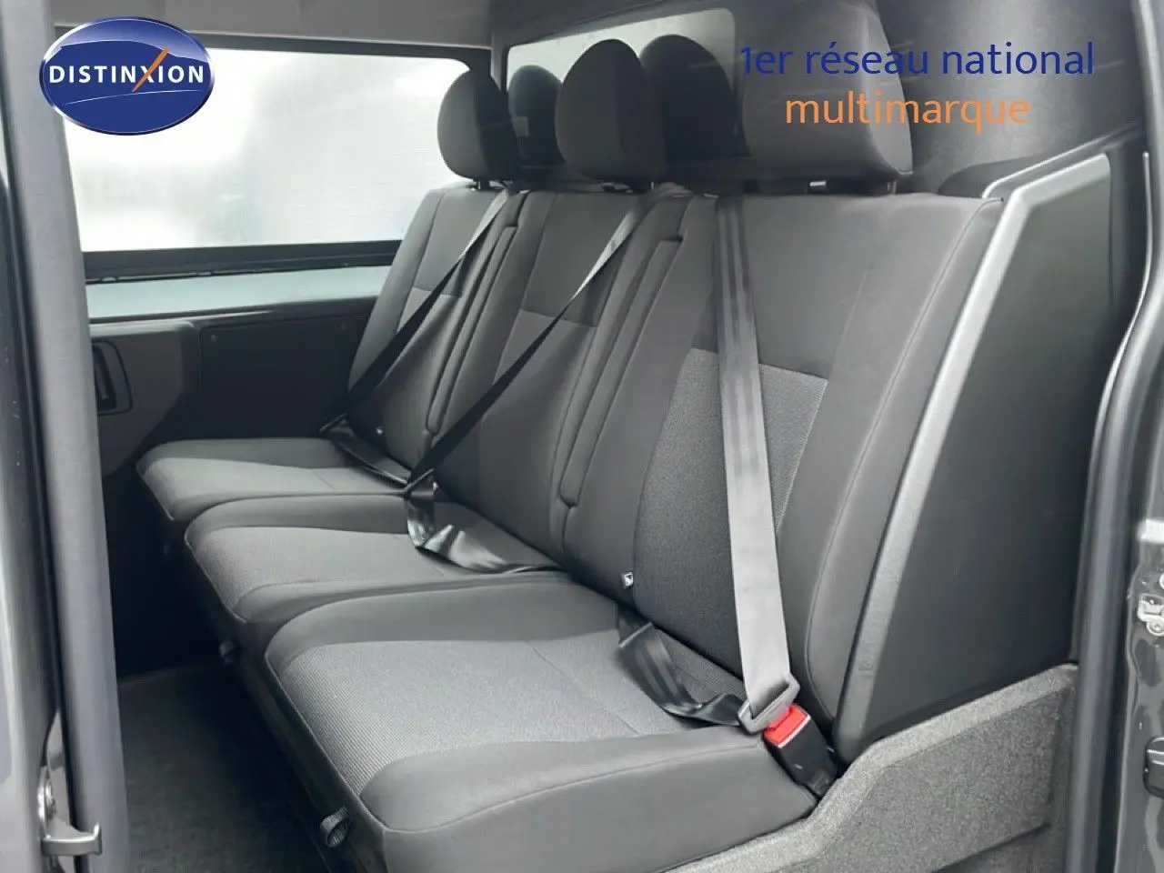 Vue intérieure du siège arrière en tissu noir et gris du Citroën Jumpy Cabine Approfondie gris titane, porte ouverte côté droit.