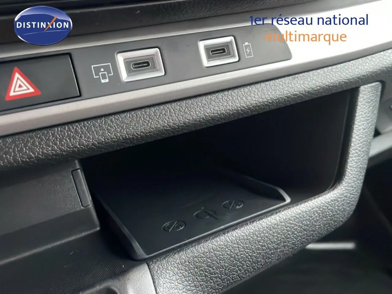 Gros plan sur la console centrale du Citroën Jumpy L3 gris titane, montrant ports USB et espace de rangement noir.