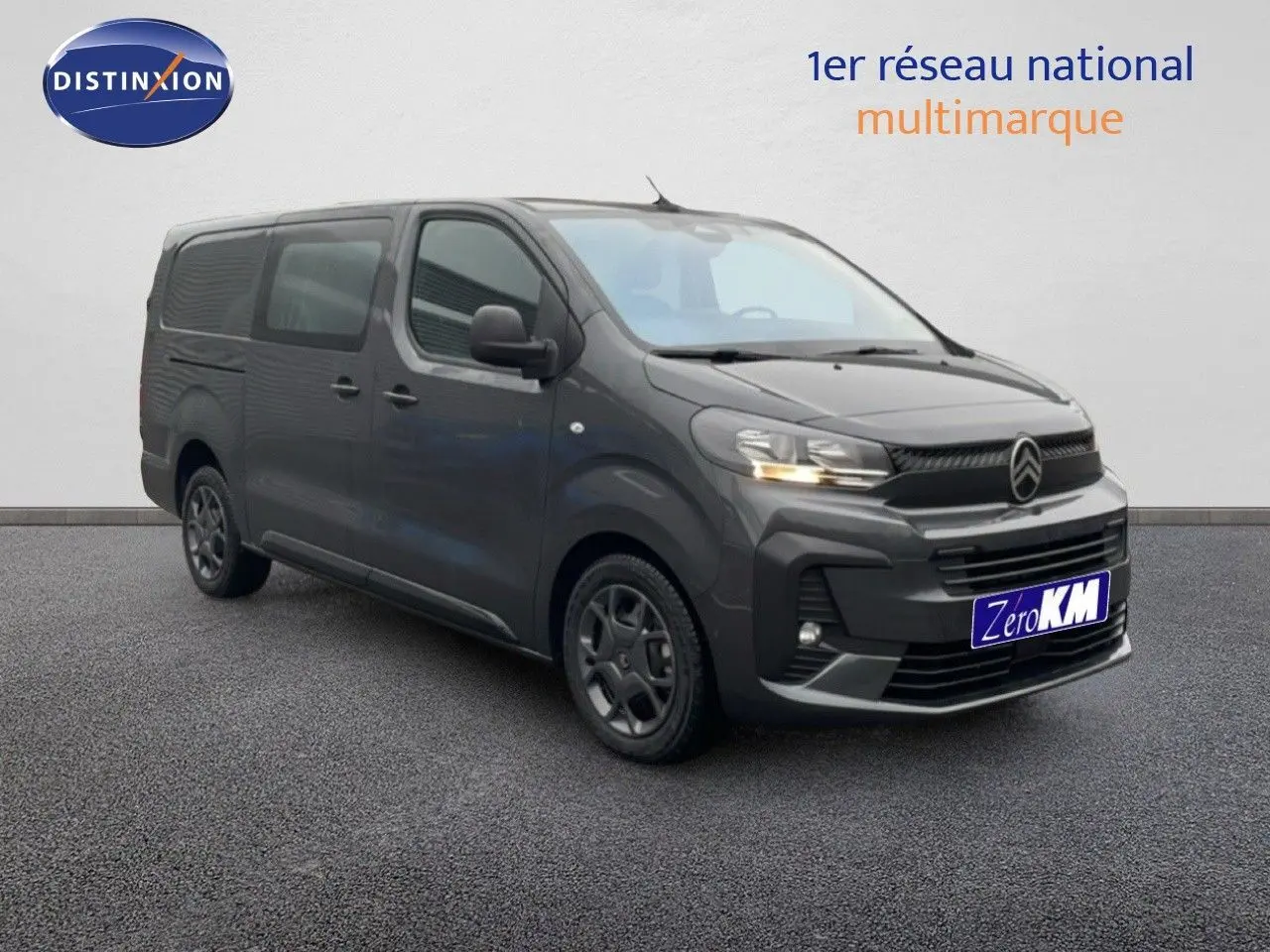 Vue 3/4 avant droit du Citroën Jumpy Cabine Approfondie gris titane métal avec calandre noire et jantes foncées.