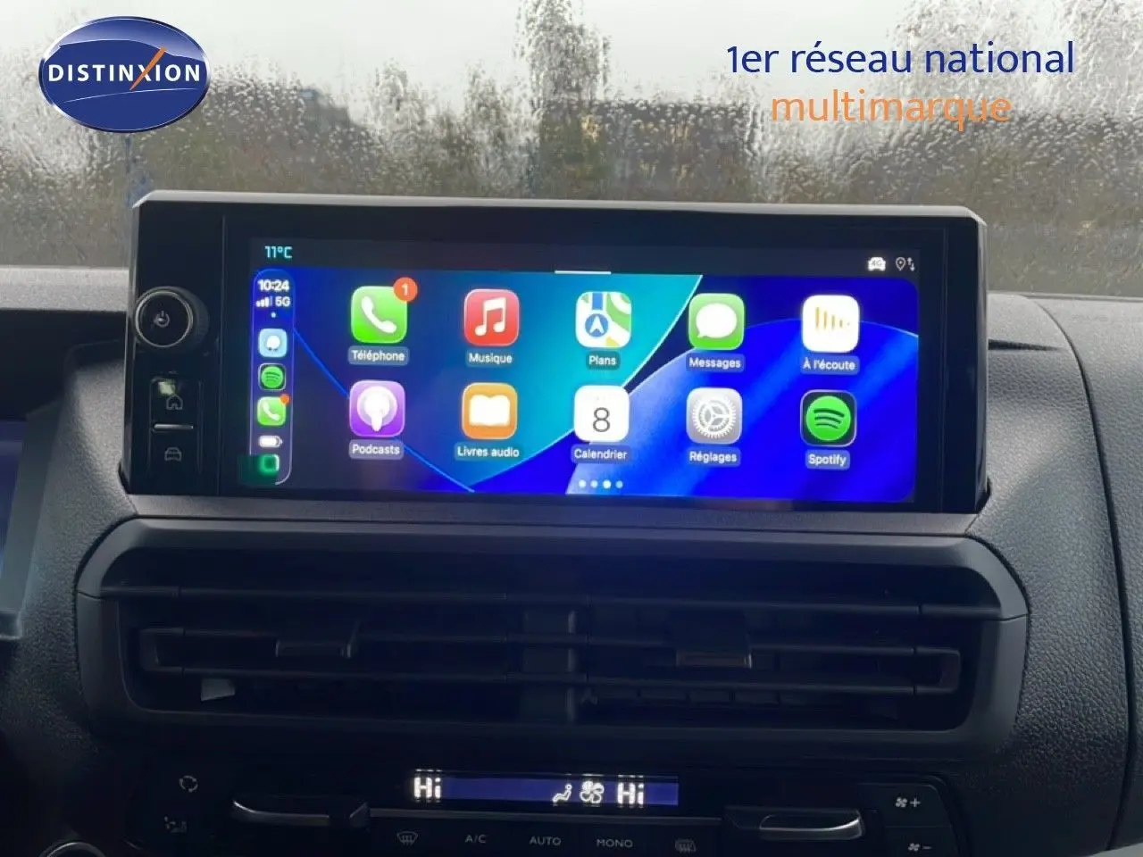 Écran tactile central affichant l'interface multimédia dans l'habitacle du Citroën Jumpy Cabine Approfondie gris titane.