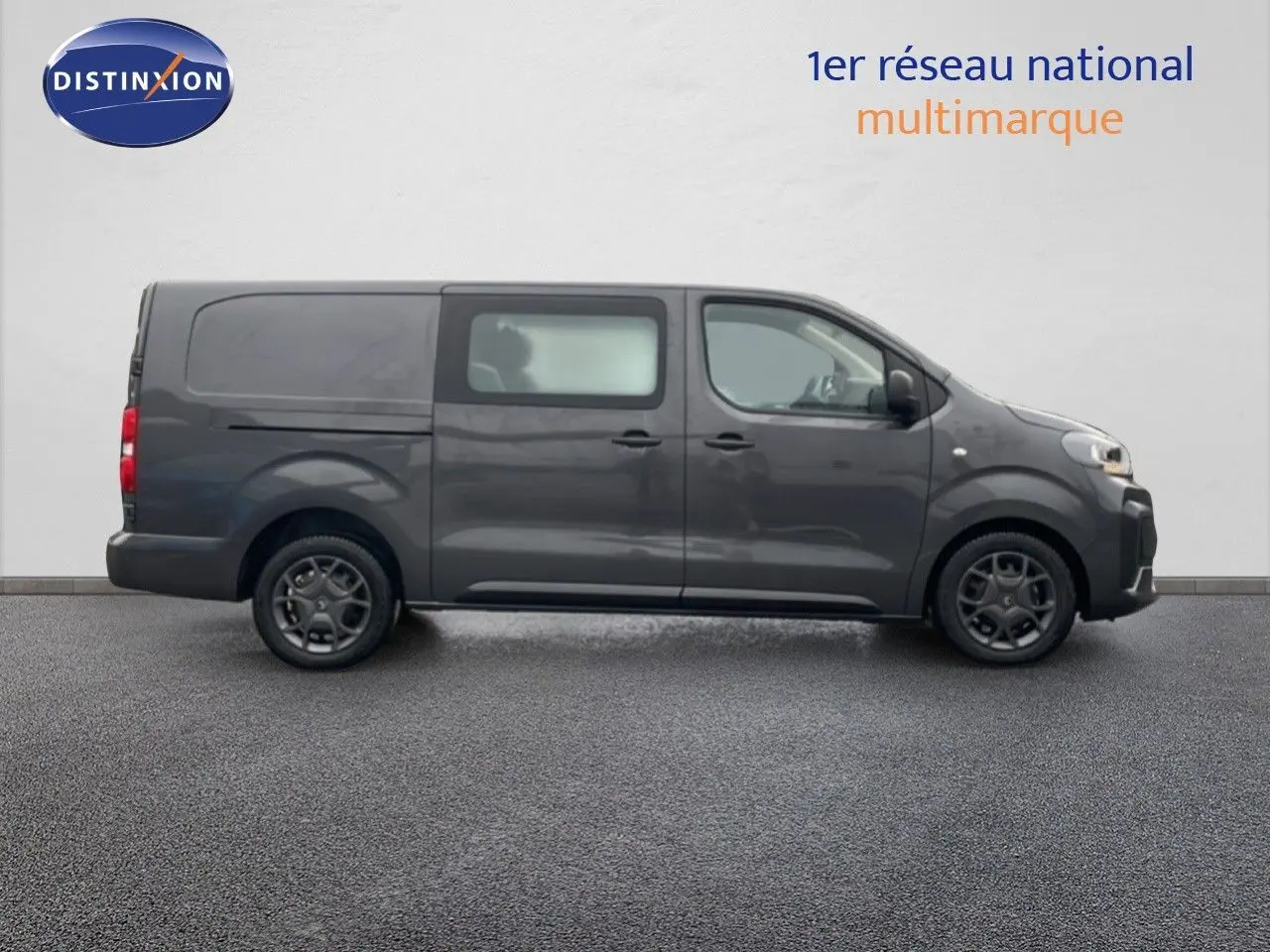 Vue de profil droit d'un Citroën Jumpy Cabine Approfondie gris titane métal, avec fenêtres latérales et jantes foncées.
