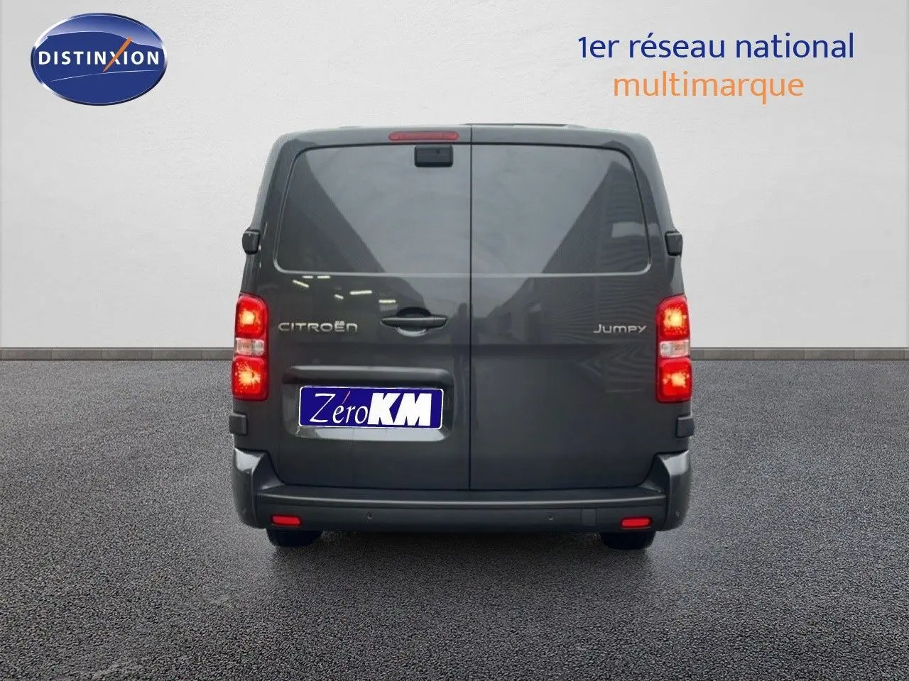 Vue arrière d’un Citroën Jumpy Cabine Approfondie gris titane métal, avec feux allumés et portes battantes fermées.