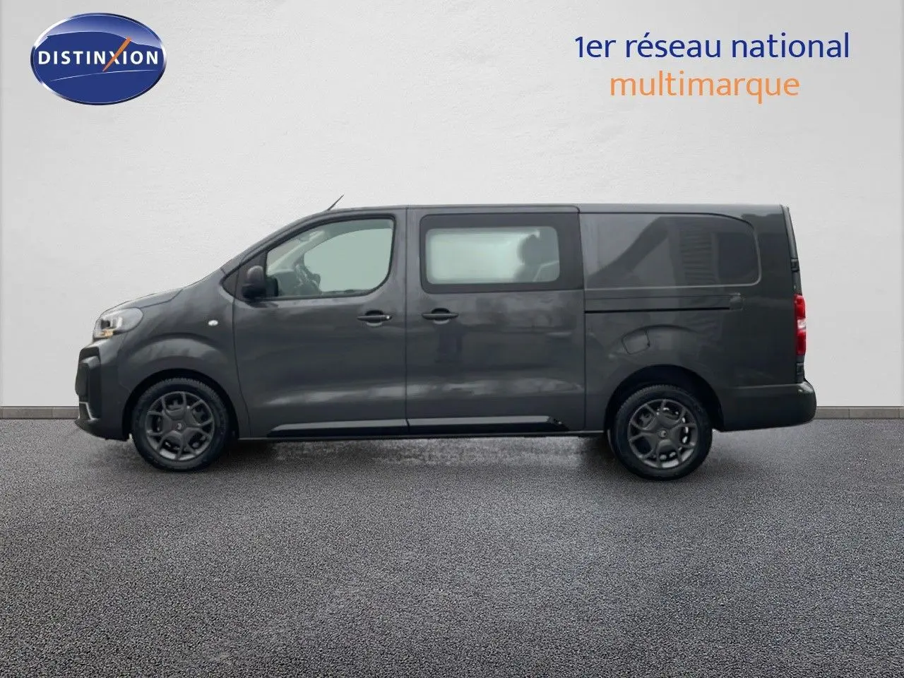 Vue latérale droite d'un Citroën Jumpy Cabine Approfondie gris titane métal, profil long et vitres teintées.