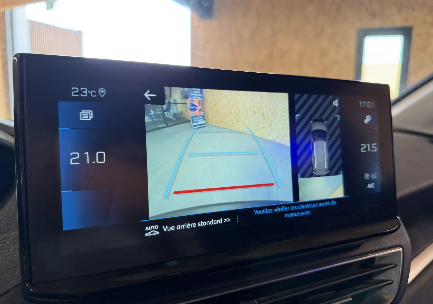 Écran tactile intérieur du Peugeot 5008 1.5 BlueHDi 130 montrant la caméra de recul avec guidage de trajectoire.