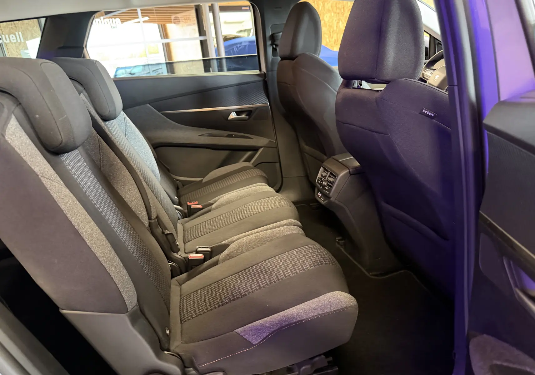 Vue intérieure côté droit des sièges arrière en tissu noir du Peugeot 5008 1.5 BlueHDi 130 Allure de 2021.