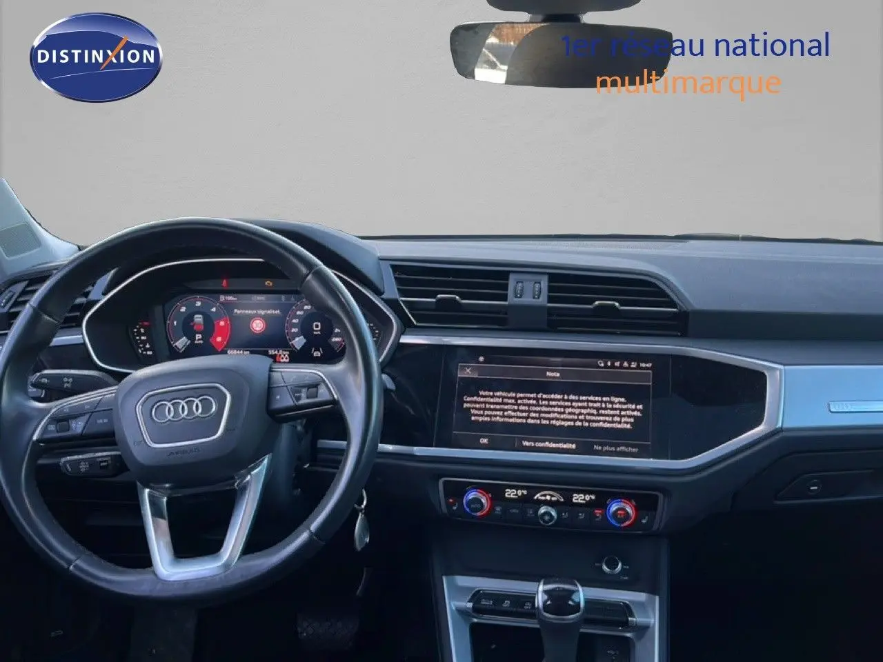 Vue intérieure du tableau de bord et volant noir d'un Audi Q3 Sportback 35 TDI 2022 avec écran tactile et commandes climatisation.
