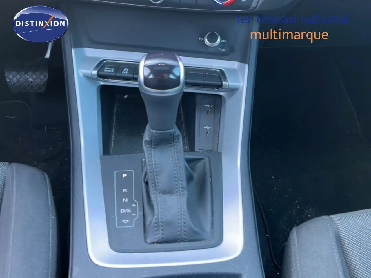 Le levier de vitesses automatique noir de l'Audi Q3 Sportback 35 TDI 150 S-Line 2022 vu de dessus.