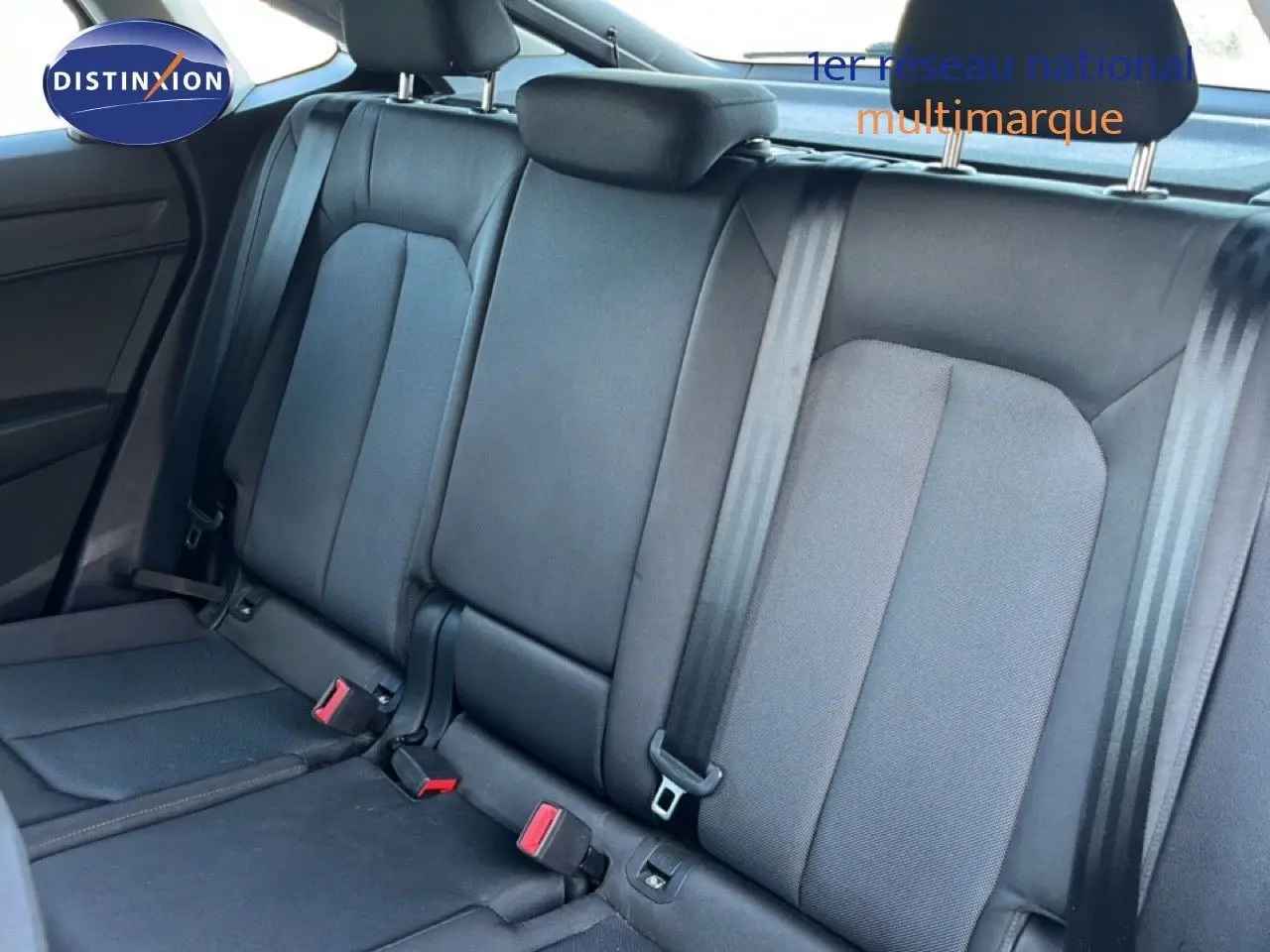 Vue intérieure montrant la banquette arrière noire de l'Audi Q3 Sportback 35 TDI 2022 avec ceintures et appuie-têtes.