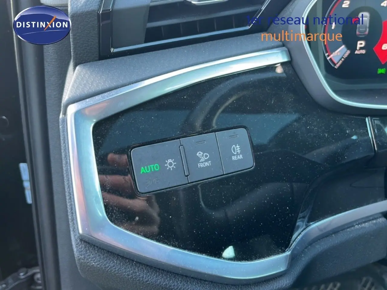 Gros plan sur les commandes d’éclairage avec finition noire brillante et contour argenté dans l’Audi Q3 Sportback 2022.