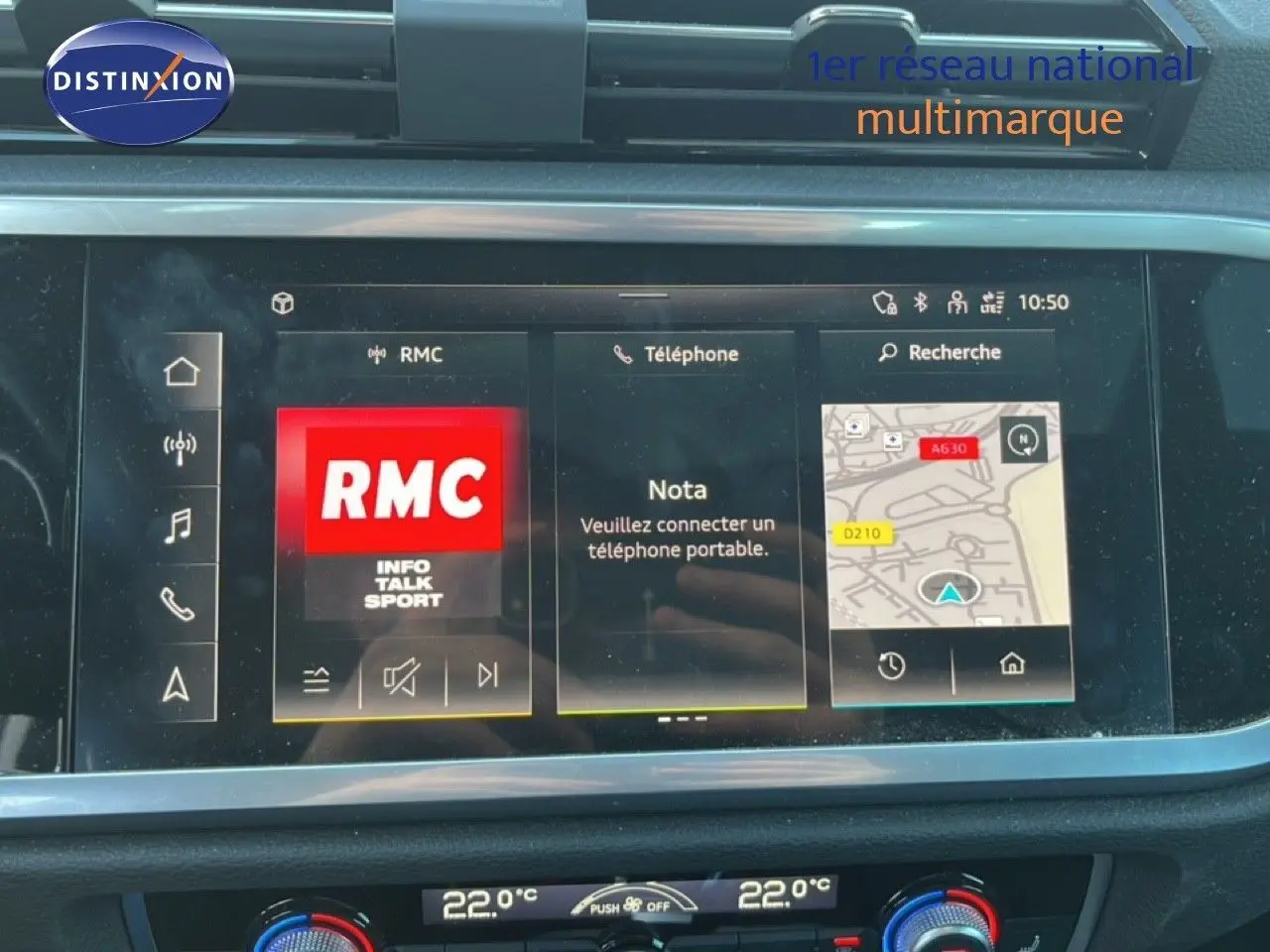 Vue intérieure sur l'écran tactile central de l'Audi Q3 Sportback 35 TDI 2022 avec interface multimédia et navigation.