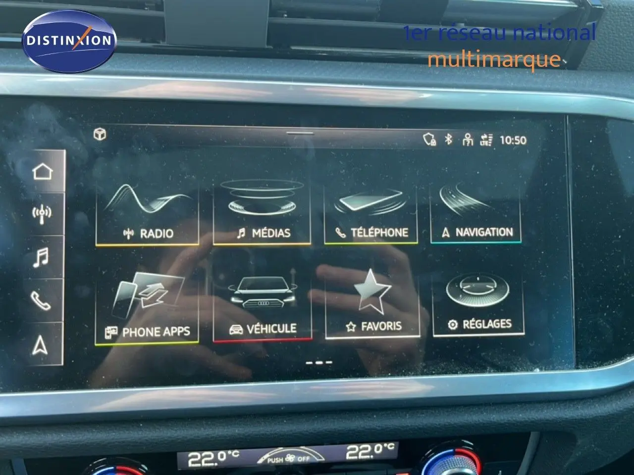 Écran tactile central de l’Audi Q3 Sportback noir 2022 affichant les options radio, médias, téléphone et navigation.
