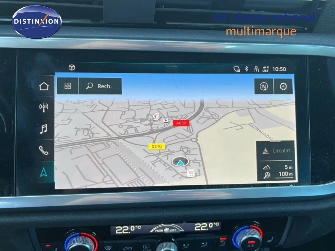 Vue rapprochée de l'écran de navigation et de la console de climatisation du tableau de bord d'un Audi Q3 Sportback noir 2022.