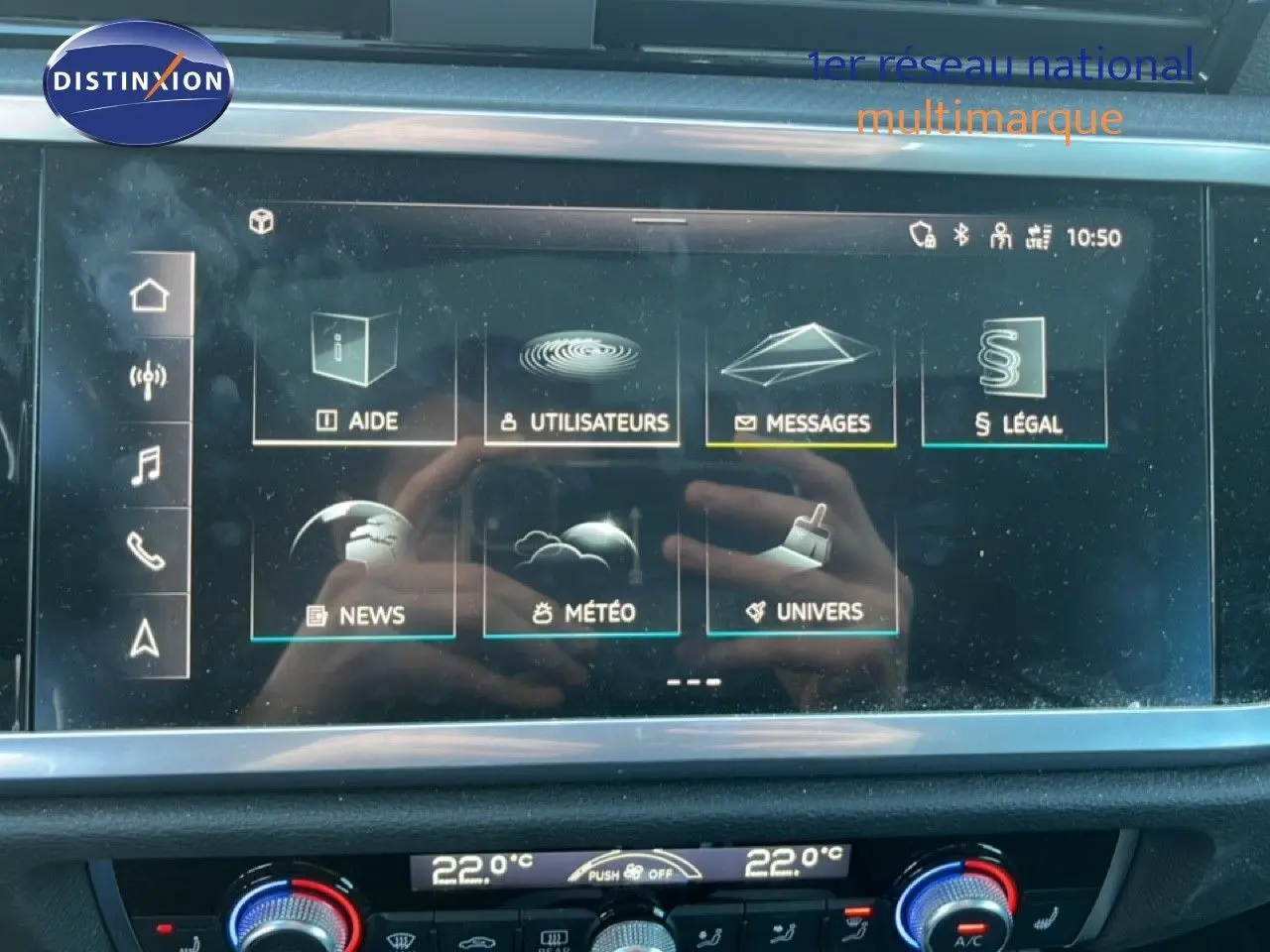 Écran tactile central de l'Audi Q3 Sportback noir 2022, vue frontale du système multimédia et climatisation digitale.