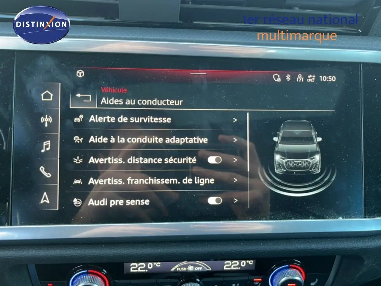 Écran tactile du tableau de bord d'un Audi Q3 Sportback noir 2022 affichant les aides à la conduite.